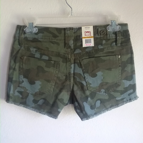 NWT LEI Ashley Low Rise Camo Denim Shorts - Picture 2 of 3